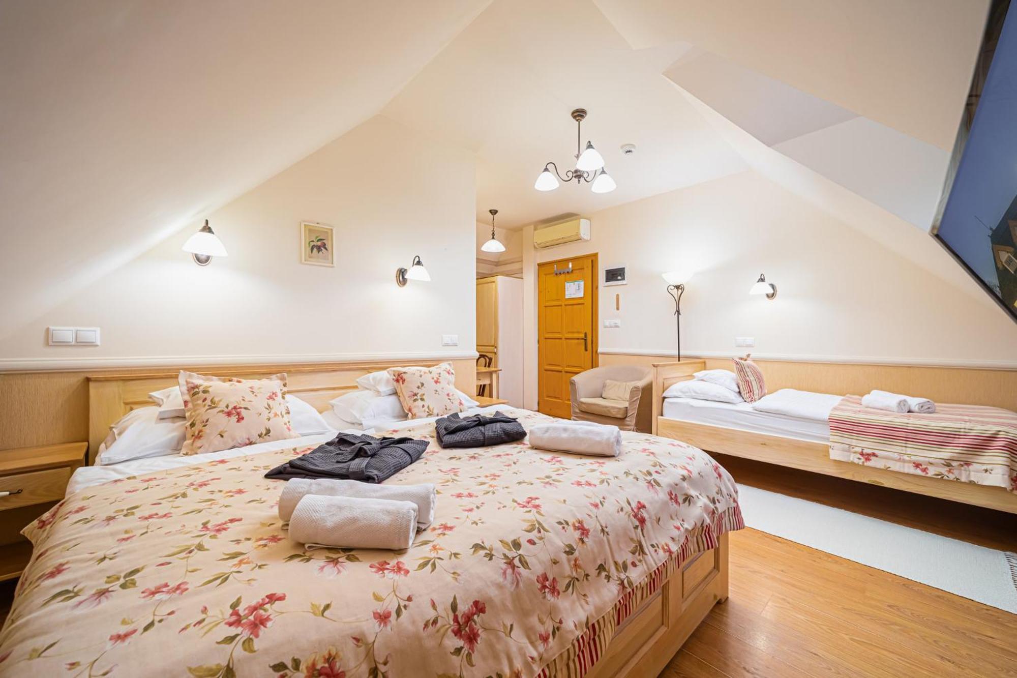 Rigotanya Relax & Wellness Panzio Buekfuerdo酒店 外观 照片