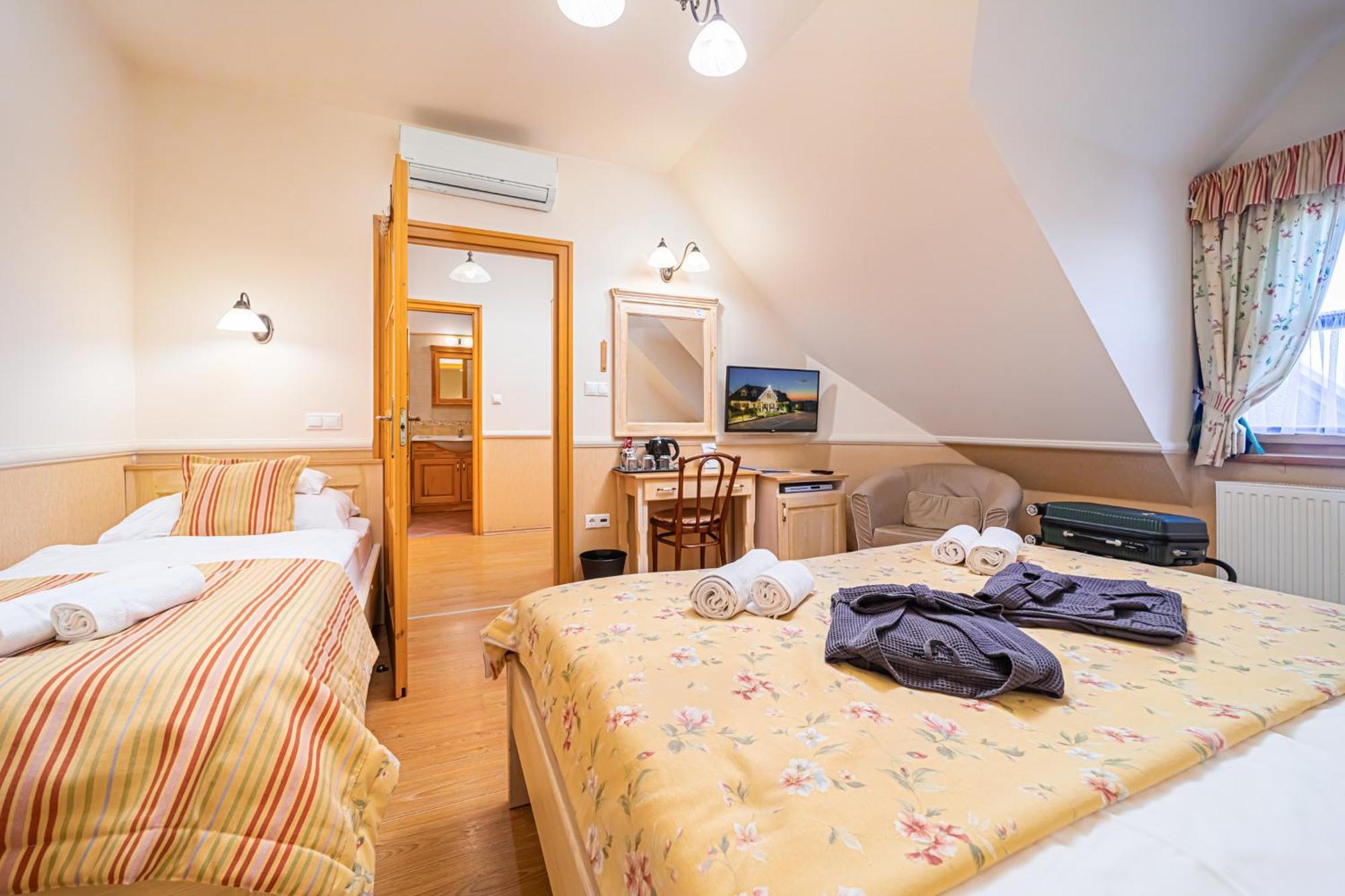 Rigotanya Relax & Wellness Panzio Buekfuerdo酒店 外观 照片